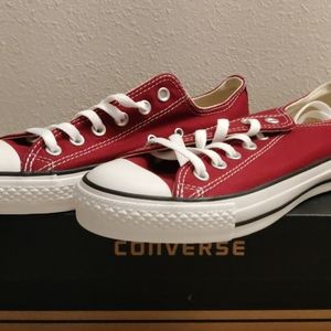 Converse Chuck Taylor Low Top Size 8 Maroon